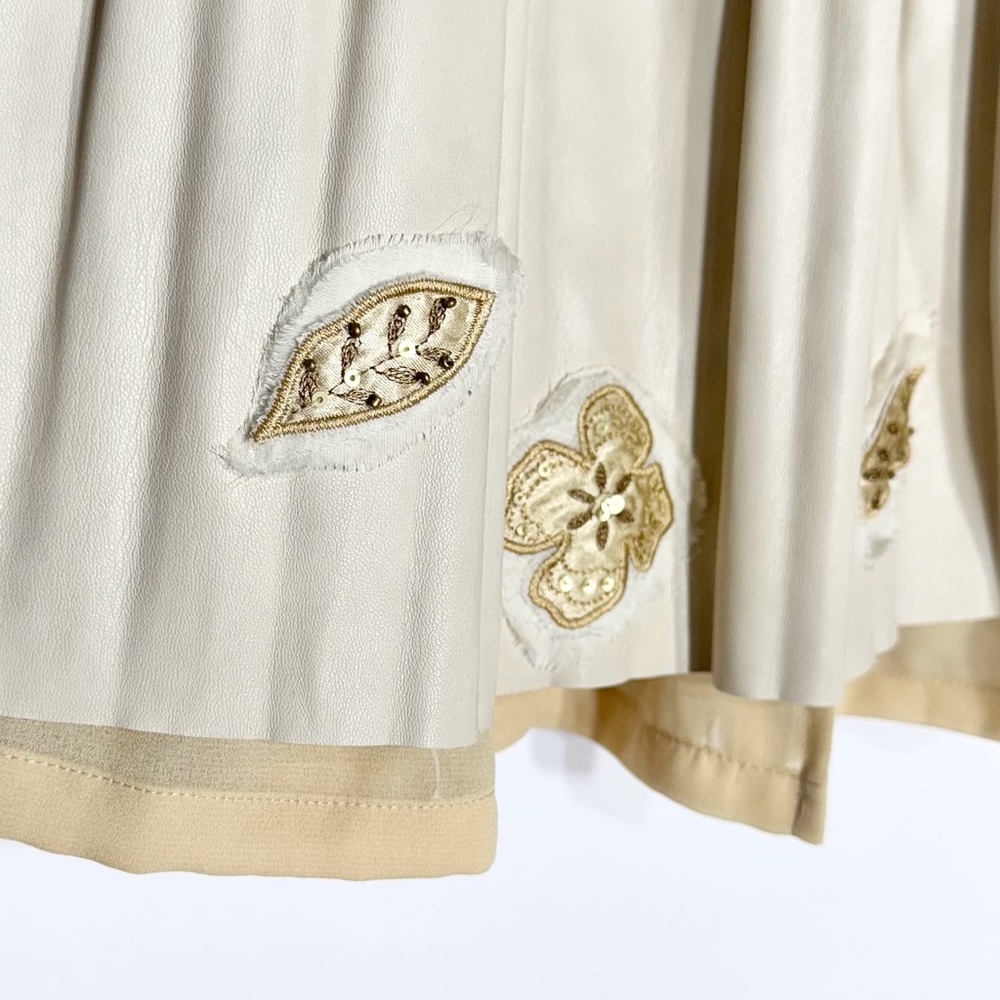 7 For All Mankind Beige Faux Leather Floral Appliqué Smocked Mini Skater Skirt M - Picture 3 of 9